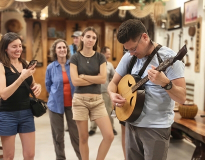 Điều gì đã làm âm nhạc dân tộc Việt Nam có sức hút với bạn bè quốc tế như vậy? Cùng tìm hiểu nhé 