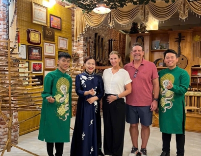 Cặp đôi - Ông và Bà đến từ nước Mỹ đã đến thưởng thức Âm nhạc Dân tộc Việt Nam tại Truc Mai Music House