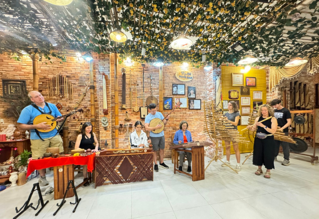 Ba thế hệ trong một gia đình từ Mỹ  đến với Truc Mai Music House 